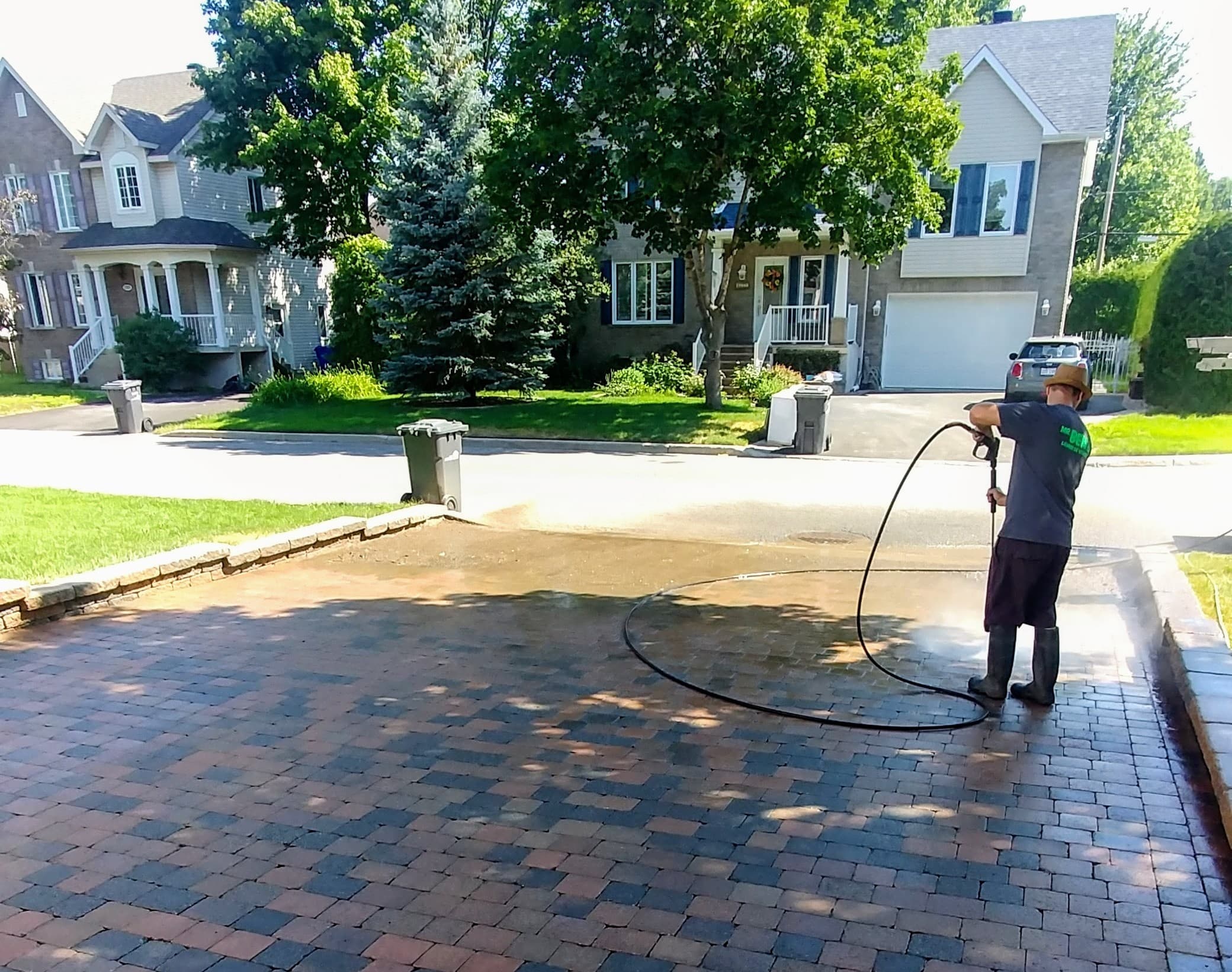 Pressure washing driveway in Laval