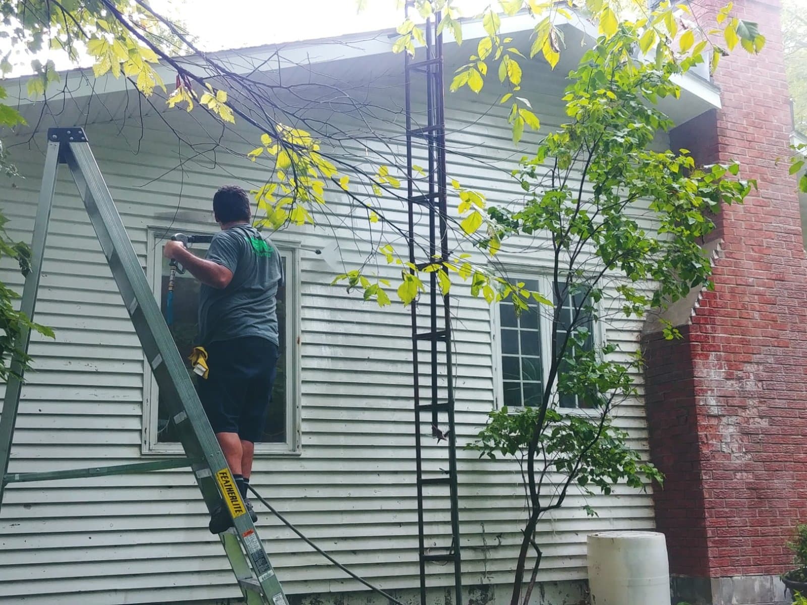 Streak-free exterior window washing