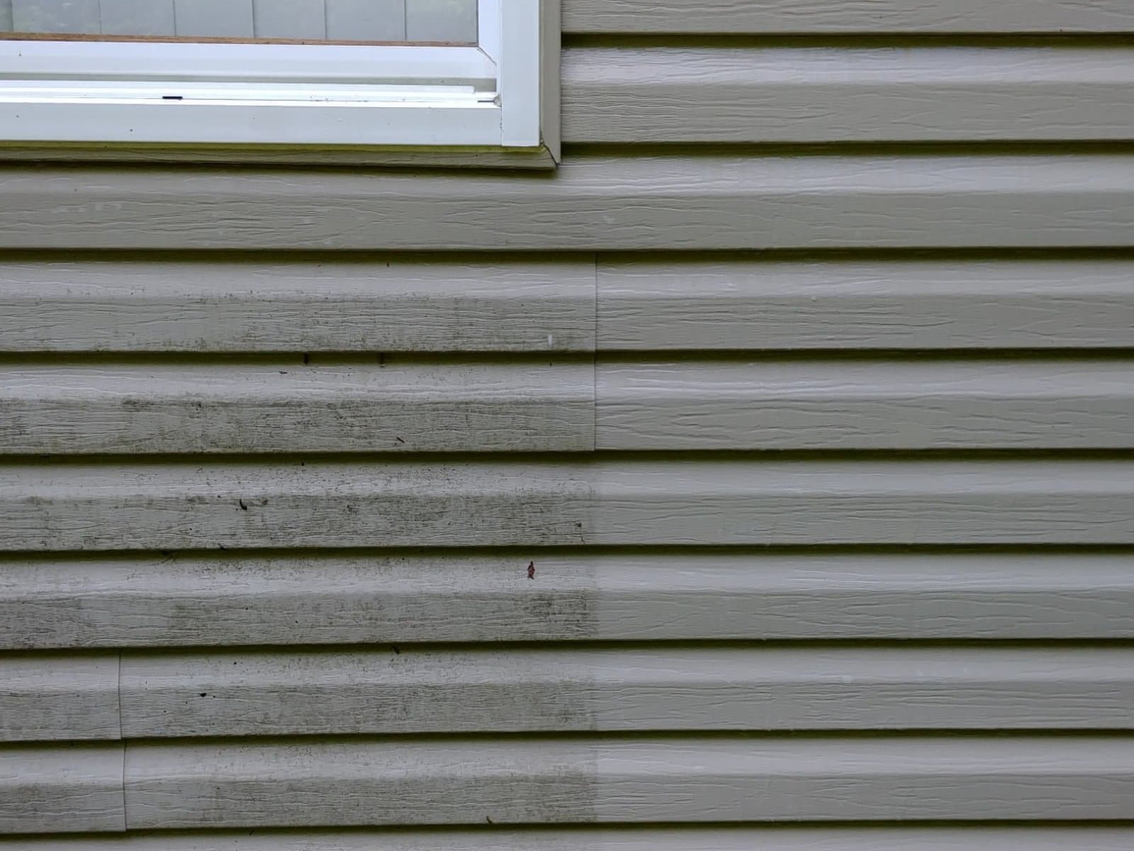 Window washing for chalet in Saint-Sauveur