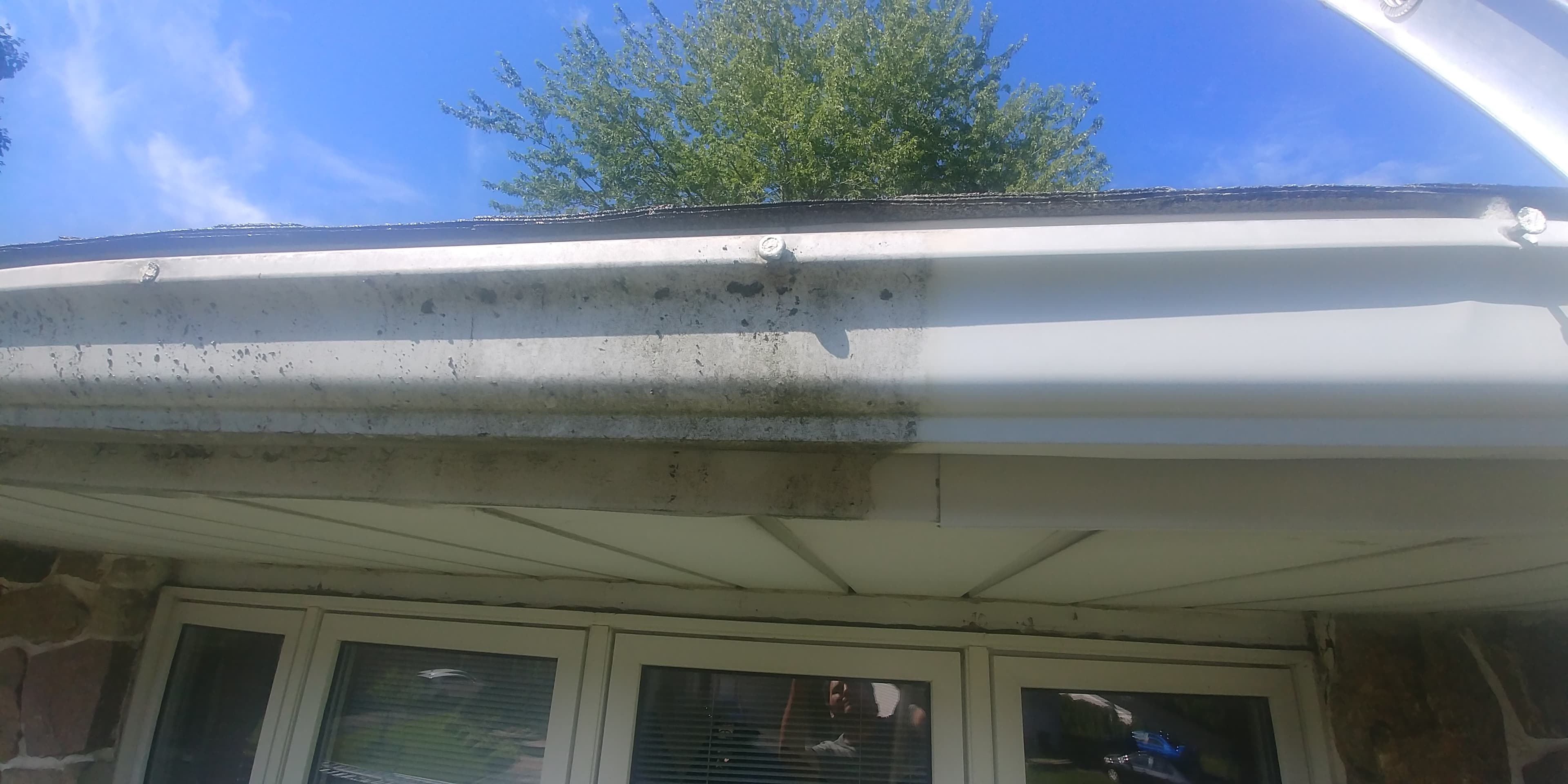 Gutter cleaning maintenance in Blainville